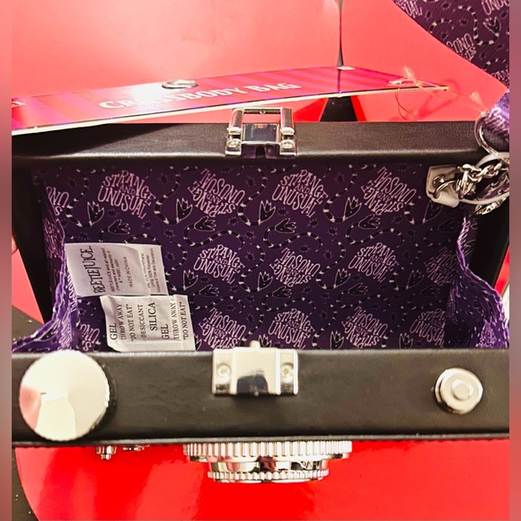 Beetlejuice Lydia Deetz Camera Crossbody Bag Purse Halloween Tim Burton NEW🖤 - Picture 3 of 11